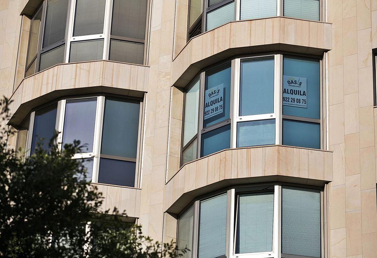 Una vivienda con un cartel de ‘se alquila’.