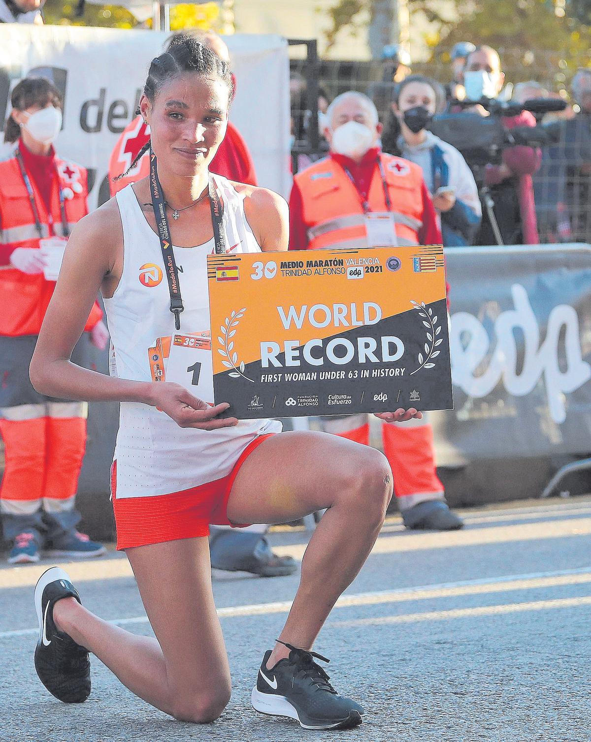Letesenbet Gidey, tras hacerse con el récord del mundo en Valencia.
