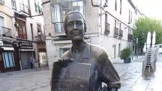 Leoncia celebra sus bodas de plata como estatua en la plaza de San Juan