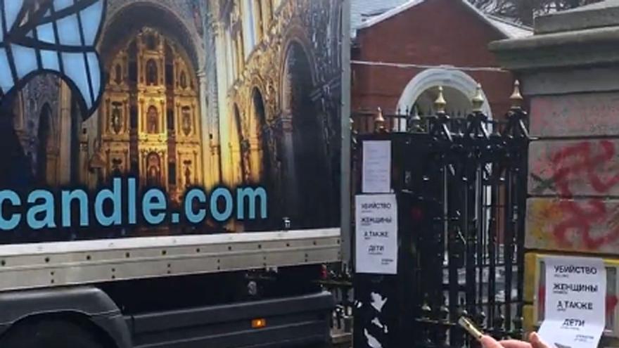 Un hombre estrella su camión contra la embajada de Rusia en Dublín