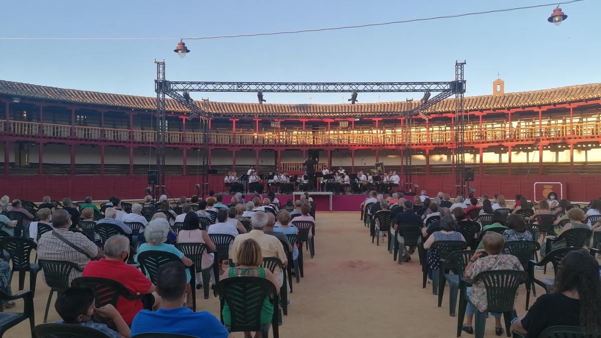 El público disfruta con la actuación ofrecida en la plaza de toros por la Banda de Coca