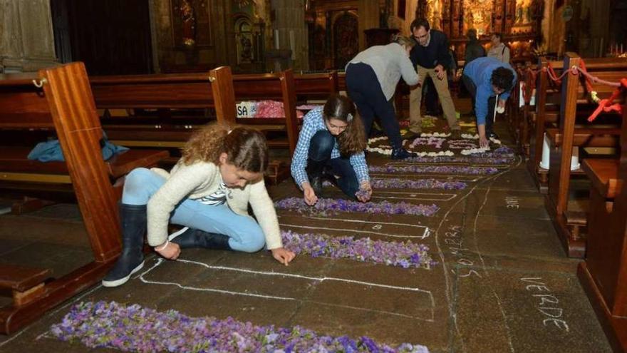 Preparativos de los alfombrados florales dentro de la basílica de Santa María. // Gustavo Santos