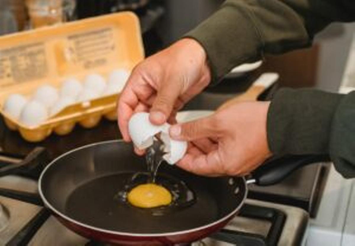 El error (que todos hacemos) al cocinar huevos fritos y que aumenta el riesgo de salmonelosis