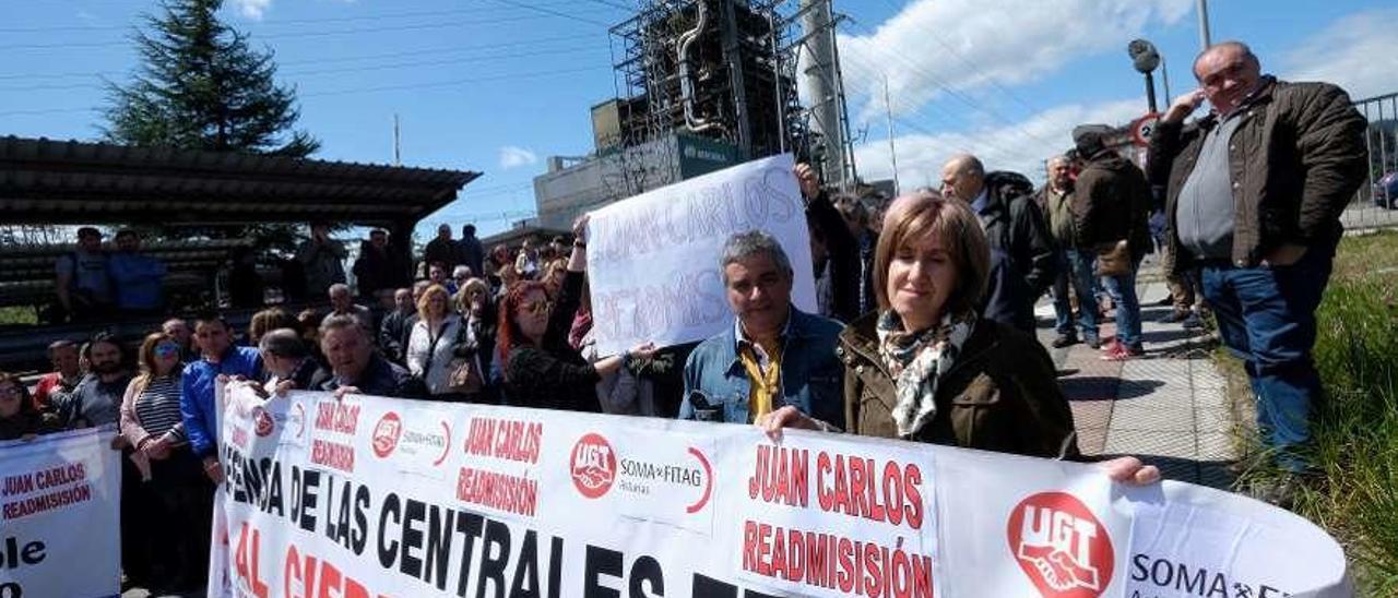 El trabajador despedido, Juan Carlos Suárez (segundo por la derecha en la pancarta), ayer en la protesta.