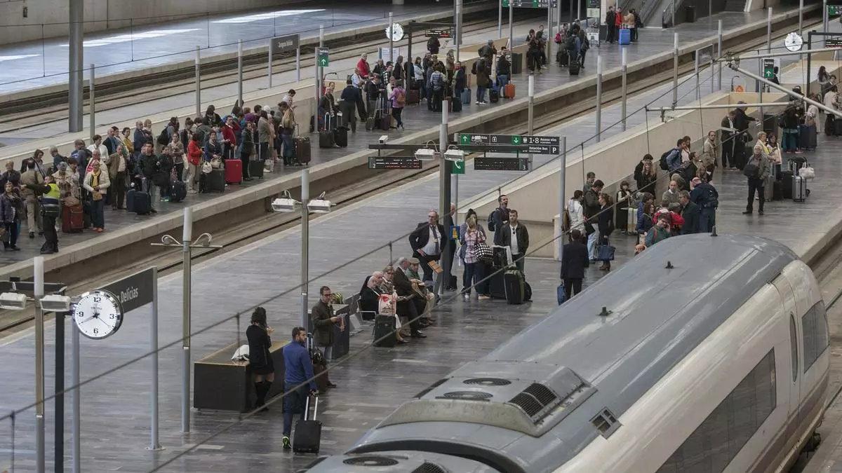 Viajeros en la estación Delicias de Zaragoza, una de las estaciones del eje Cantábrico-Mediterráneo.