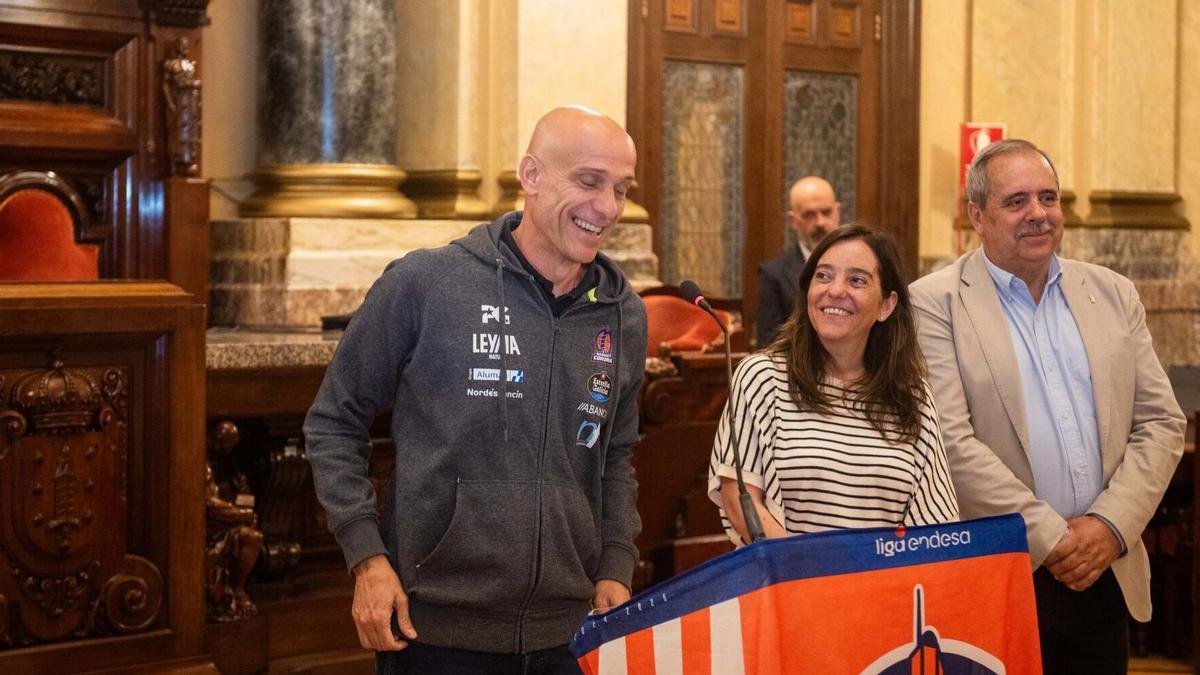 Carles Marco, en la recepción al Leyma Coruña en el Ayuntamiento.