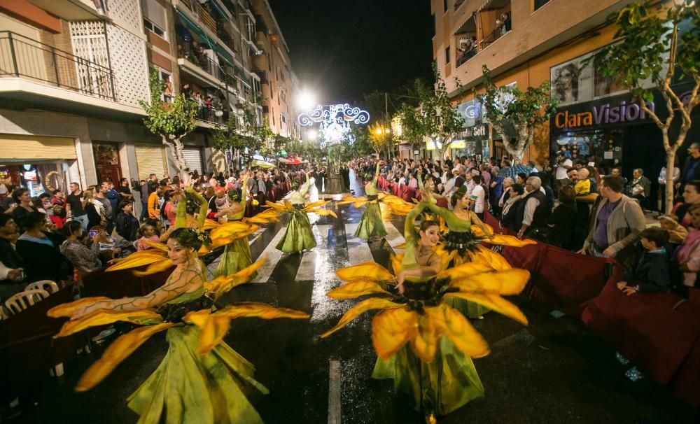 La naturaleza y los cuentos infantiles brillan en la entrada de Moros y Cristianos de El Campello