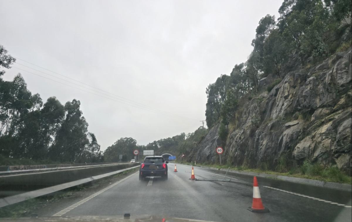 Carril cortado ayer en la autovía en Domaio.