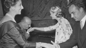  Rainiero de Mónaco y su esposa Grace Kelly en una visita a Madrid, saludando a Francisco Franco y Carme Polo. 
