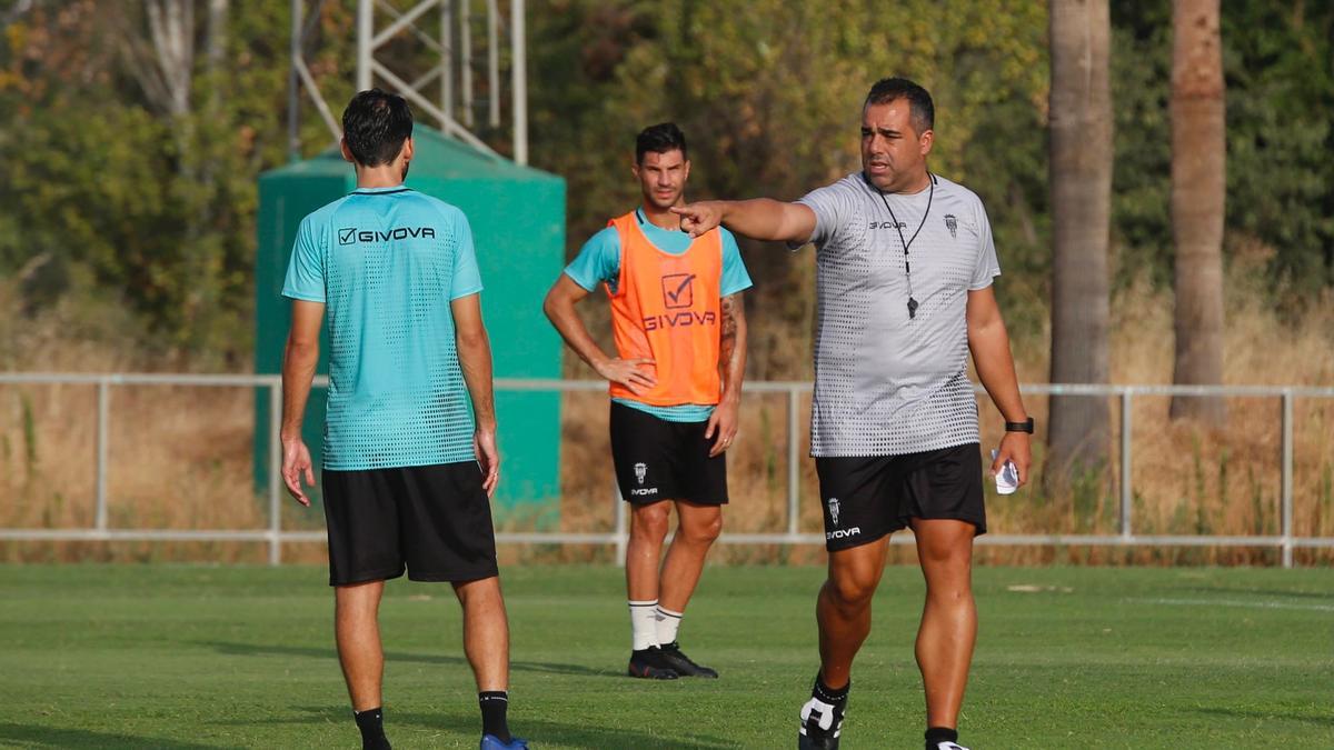 Germán Crespo da instrucciones durante el entrenamiento del Córdoba CF, este martes, en la Ciudad Deportiva.