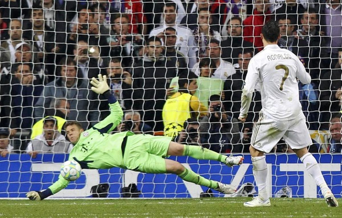 Manuel Neuer para un penal a Ronaldo.