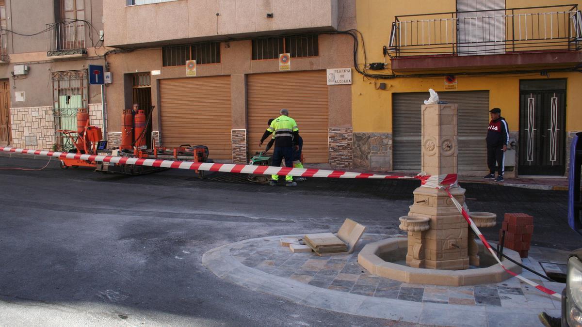 El montaje de la fuente monumental de la Plaza de Alcolea, en la recta final.