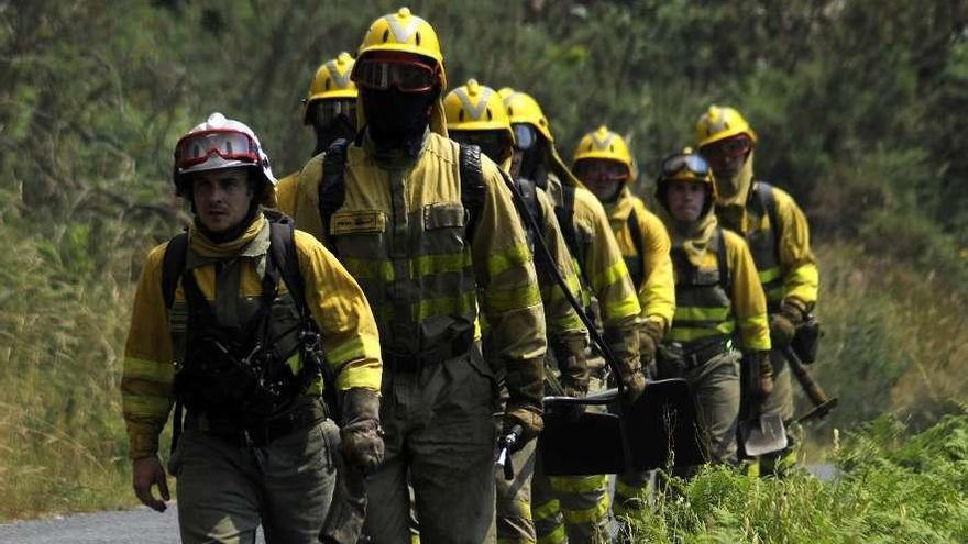 Efectivos contra incendios forestales en un fuego en A Estrada. // Bernabé