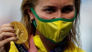 Ariarne Titmus muestra la medalla de oro.