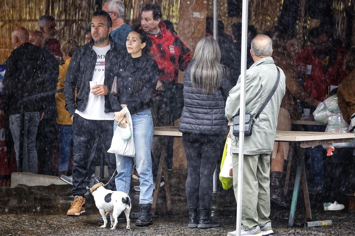 Unas personas se protegen de la lluvia en Tenerife.