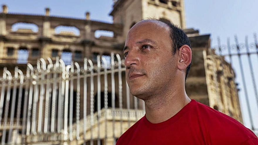 El candidato a Cort Guillem Amengual, con la plaza de toros del Coliseo Balear al fondo.