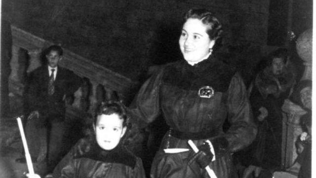 Carme Ribas i Mora, encara nena, durant una Procesó.