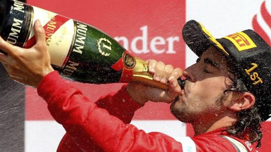 Fernando Alonso, en lo más alto del podio de Silverstone.