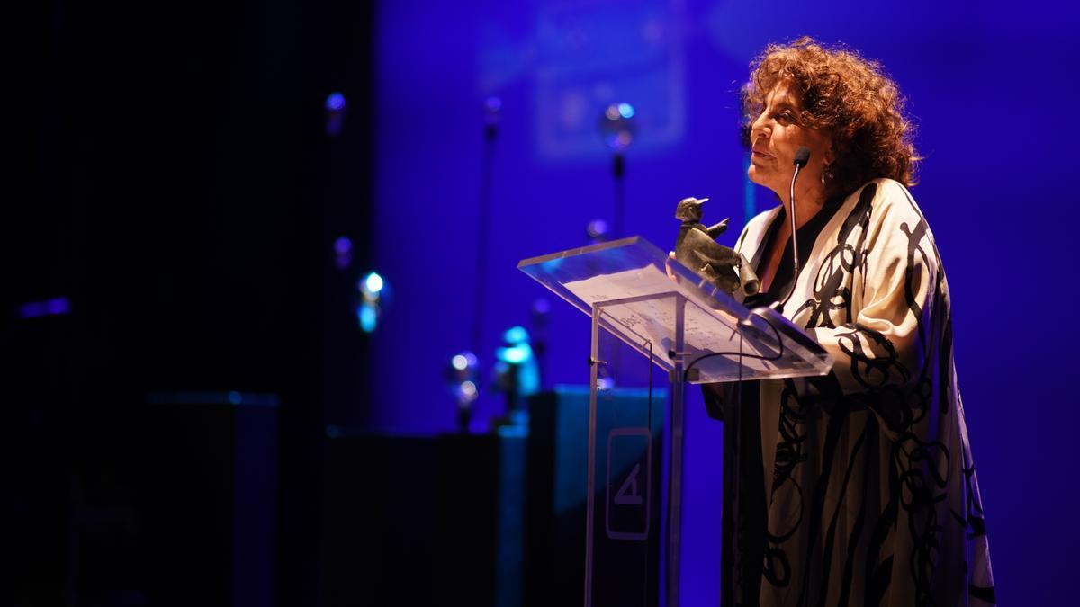 Charo López, con su premio Florián Rey, en La Almunia.