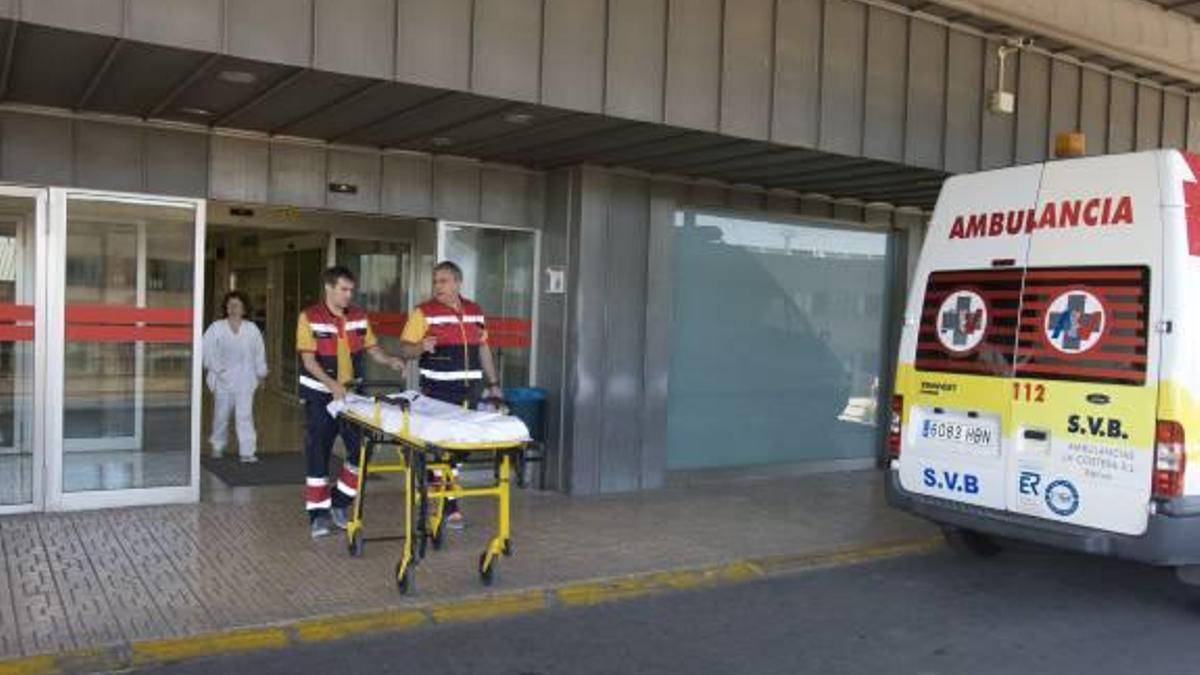 Entrada a las urgencias del hospital Lluís Alcanyís de Xàtiva.