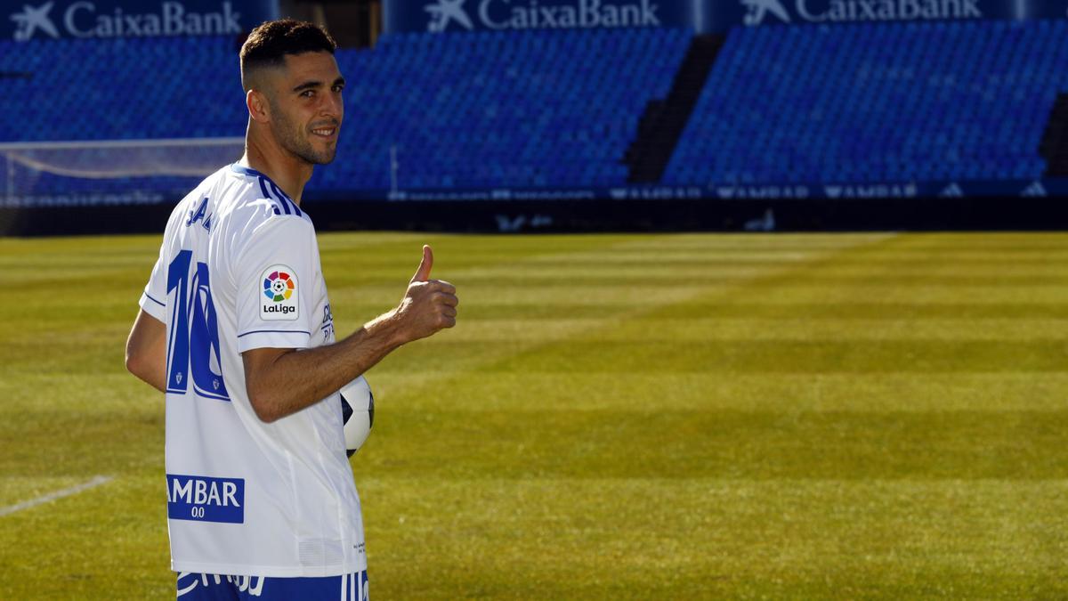 Sabin Merino, durante su presentación con el Real Zaragoza en La Romareda.