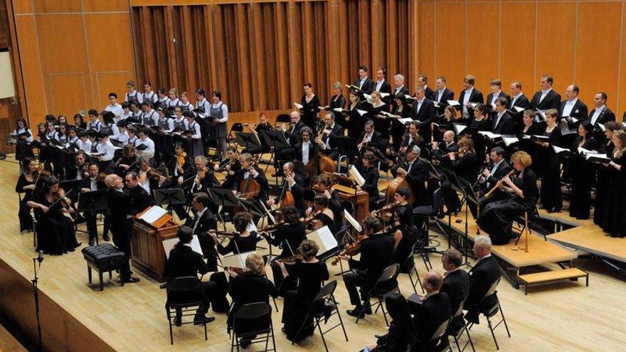 La Orquesta y Coro de Amsterdam, con el maestro Koopman y, al fondo, el Coro Infantil de la Fundación Príncipe, ayer, en el Auditorio. | nacho orejas