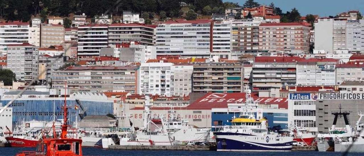 Un grupo de arrastreros amarrados el pasado martes en el puerto de Beiramar, en Vigo. // José Lores