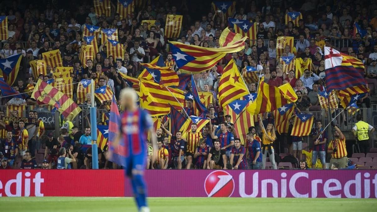 Los aficionados muestran 'estelades' en el Camp Nou, en pleno proceso sobiranista catalán.
