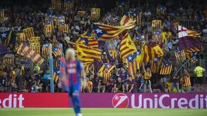 Los aficionados muestran estelades en el Camp Nou, en pleno proceso sobiranista catalán.
