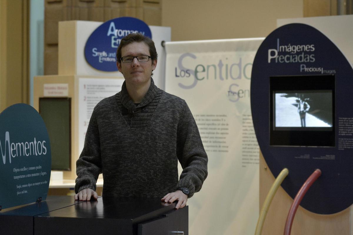 Daniel Villar, en la exposición ‘Memoria’, sobre cerebro y aprendizaje, en la Casa de la Ciencia. / Manuel Gómez