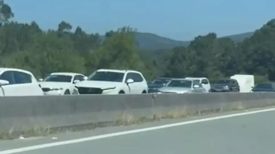 Colas en la AP-9 en Caldas por una colisión entre tres vehículos que deja un herido