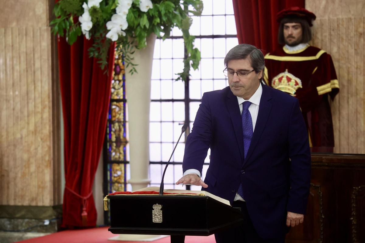 Pedro Luis Balibrea jura el cargo como concejal en el Ayuntamiento de Murcia.