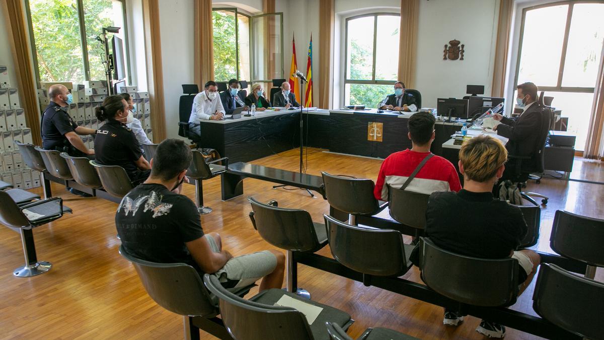 Los acusados mayores el día que fueron juzgados por estos hechos a finales de 2021.
