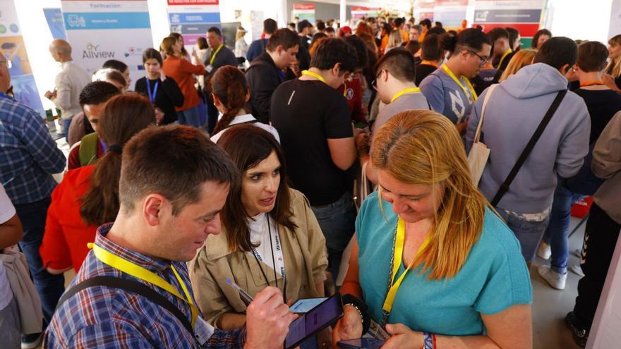 Más de 4.000 jóvenes participan en la feria Itinere que se celebra en el Auditorio El Batel.