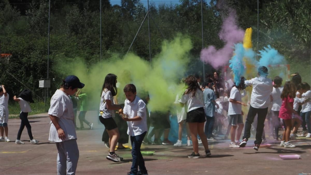 El colegio de Tirán, en Moaña, celebró el fin de curso con una fiesta Holi.