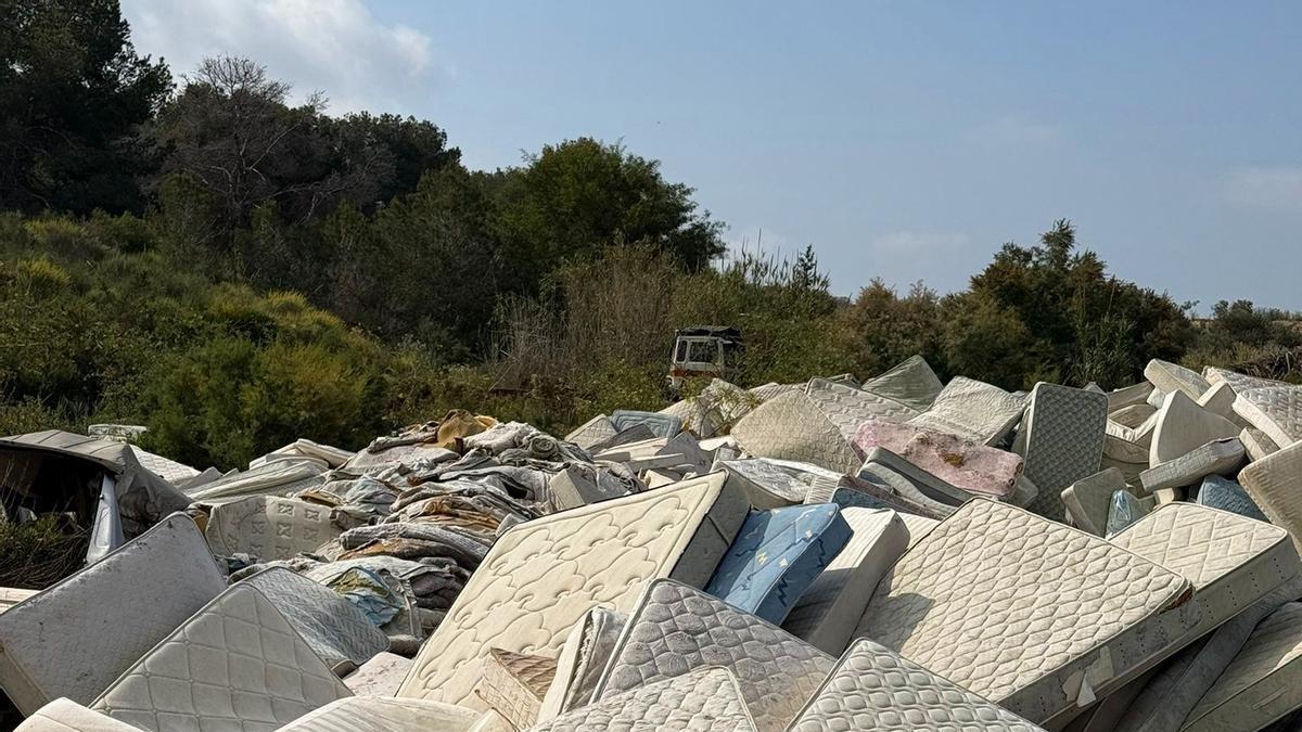 Guardamar acumula desde 2023 miles de colchones en un depósito municipal improvisado