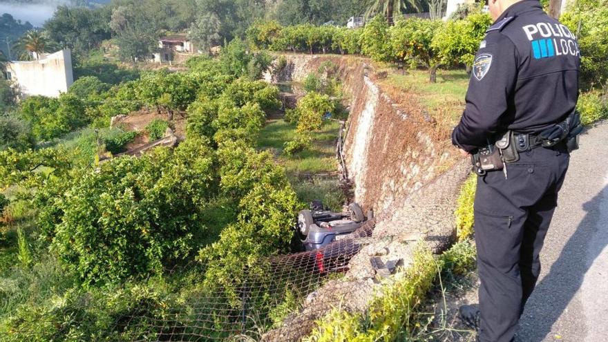 Un policía, junto al coche despeñado en Sóller