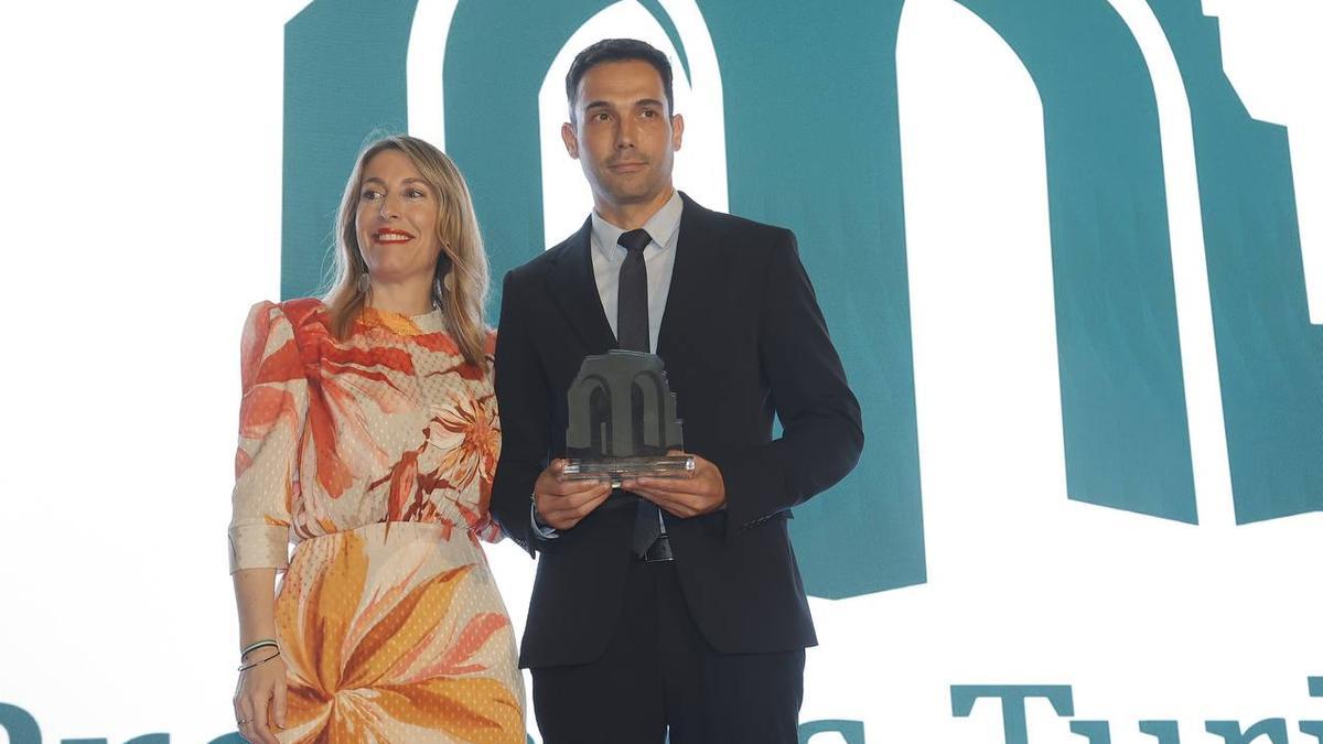 María Guardiola entrega el galadón al alcalde de Valverde de Leganés, Manuel Borrego.