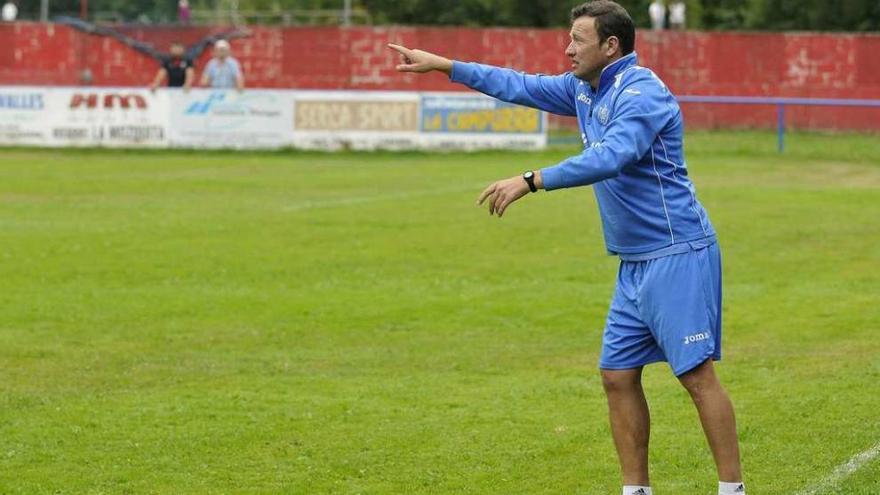 Chuchi imparte instrucciones desde la zona técnica.