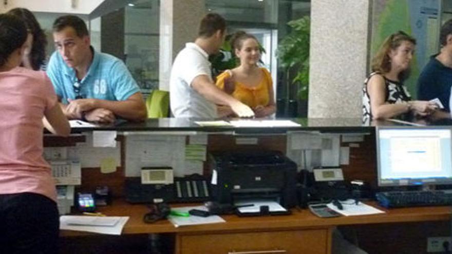 Varios empleados en la recepción de un hotel