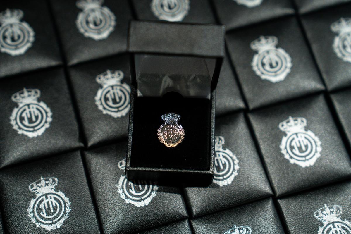 Insignias que entrega el Mallorca a sus fieles abonados.