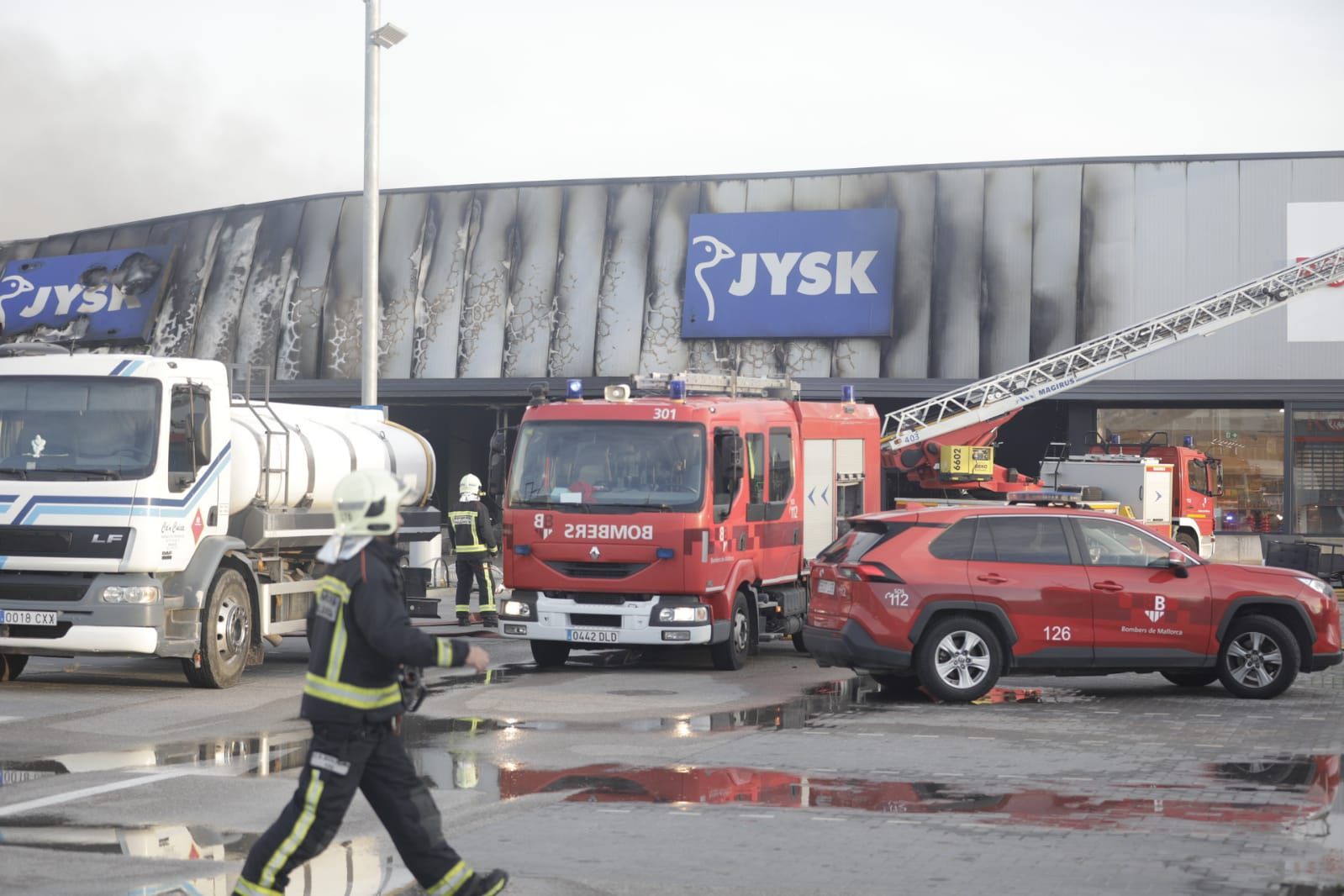 Alarma por un gran incendio en un almacén de muebles en Manacor