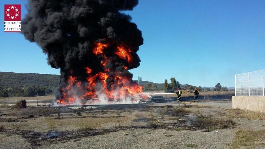 Arde un camión que transportaba poliuretano