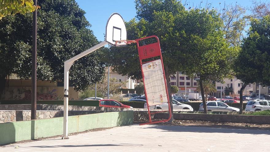 Los gamberros colgaron una valla del parque Josep Calducho en una de las canastas del campo de baloncesto, a plena luz del día.