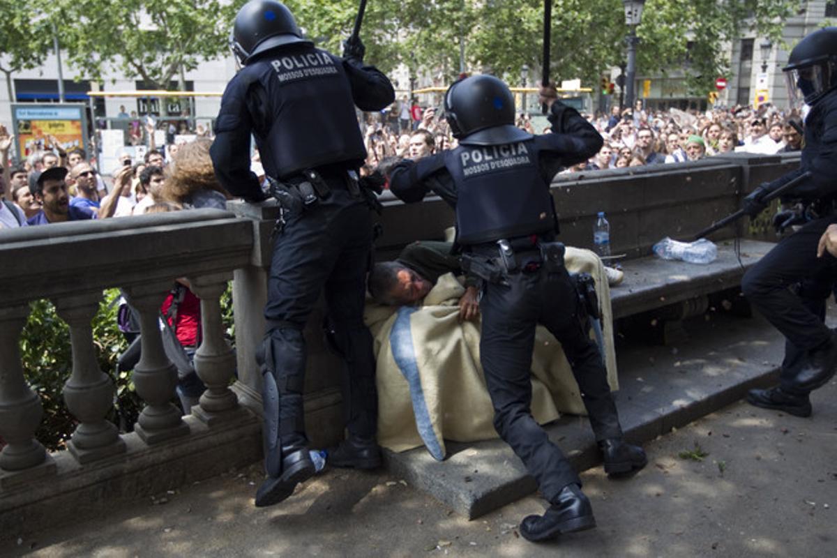 El desallotjament de la plaça de Catalunya, vist per Albert Bertran.