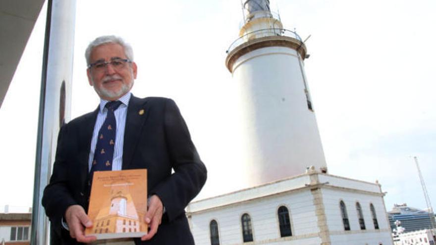 Francisco Cabrera Pablos en una foto de archivo, junto a la Farola de Málaga.