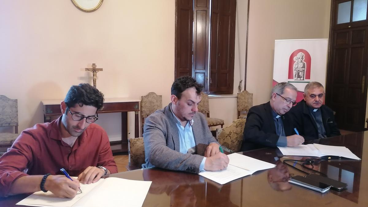 El alcalde y el obispo, en el centro de la imagen, firman el convenio de cesión del Seminario