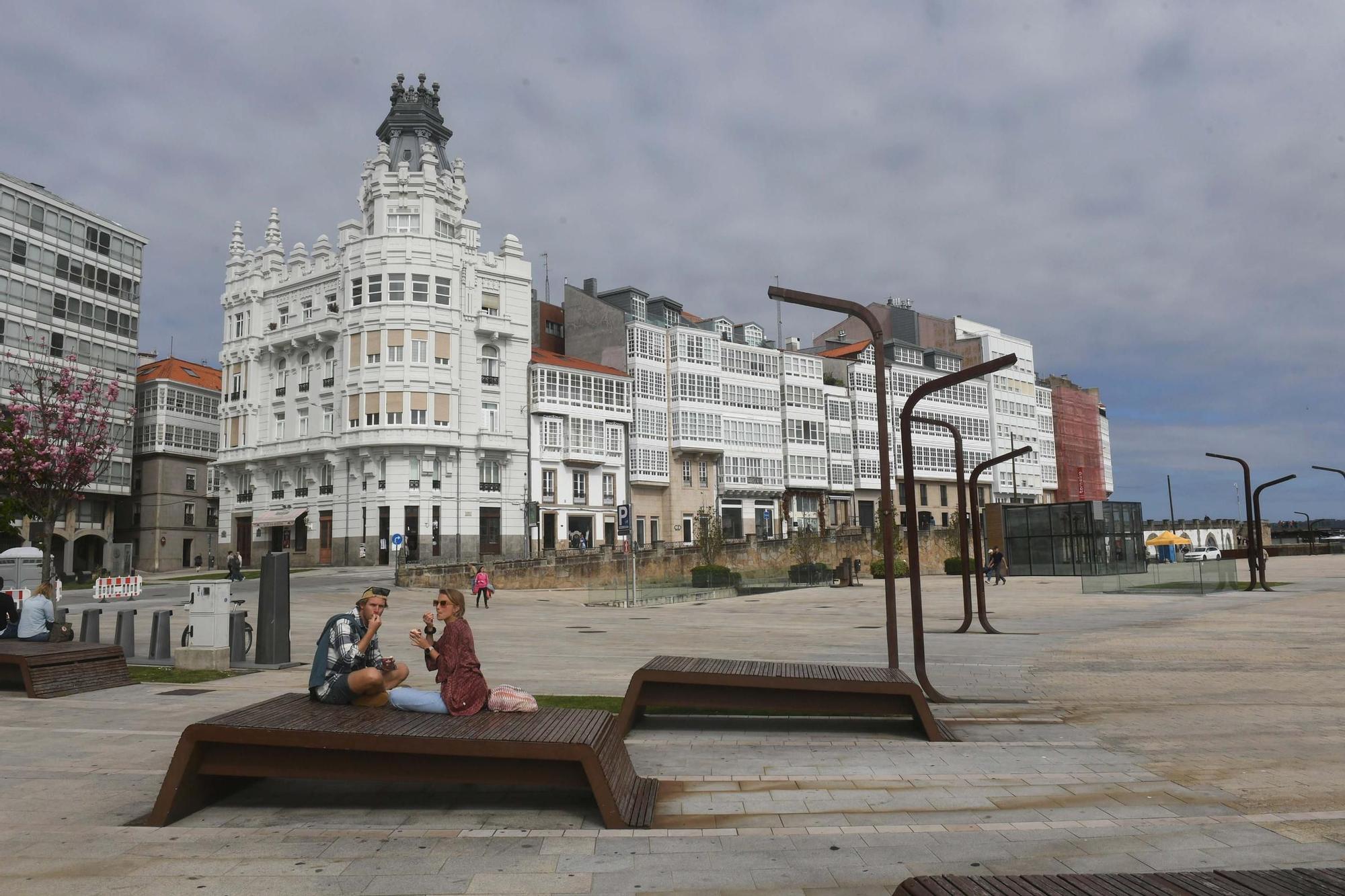 Turistas visitan A Coruña