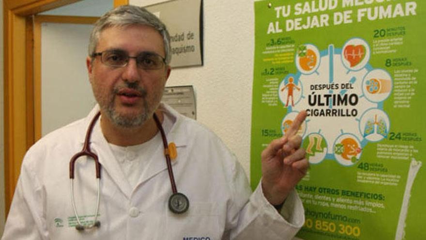 El doctor Marcos García Rueda, en su consulta