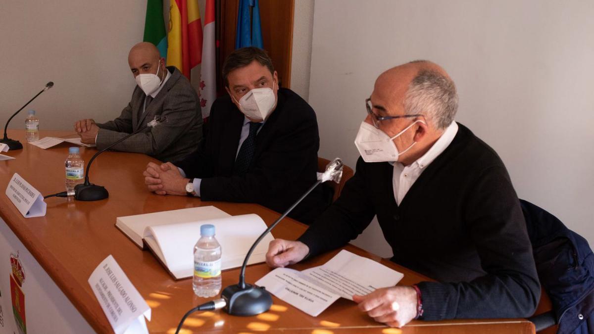 Pedro Pablo Ballesteros, Luis Planas y José Luis Salgado en el Ayuntamiento de Coreses. | Emilio Fraile